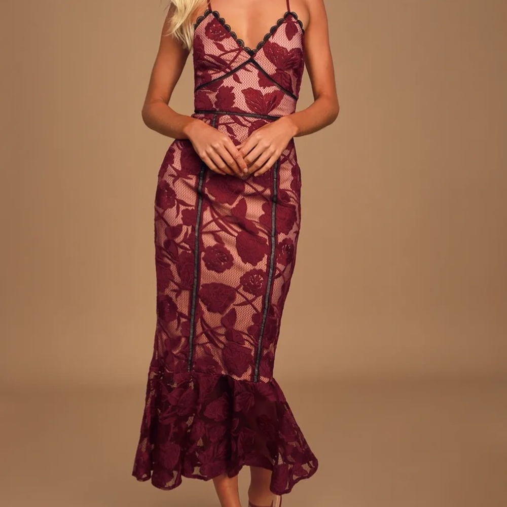 Alluring Dream Burgundy Floral Mesh Lace Trumpet
